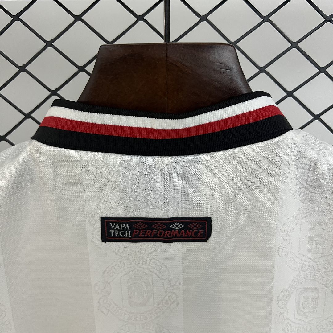 Ensemble Manchester United Exterieur Retro Enfant 1997-1998